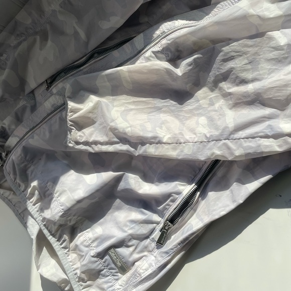 Calvin Klein white camo rain jacket in great condition - Picture 5 of 5
